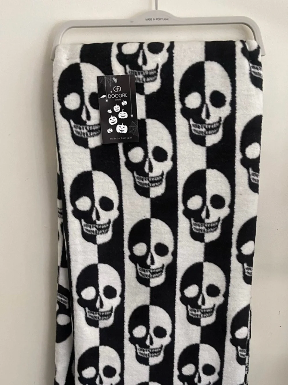 Docofil Black & White Skull Throw